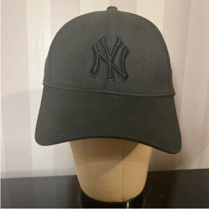 New Era New York Yankees MLB size M-L great condition!!